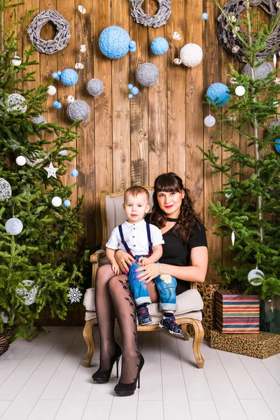 Retrato de madre feliz y bebé cerca de un árbol de Navidad —  Fotos de Stock