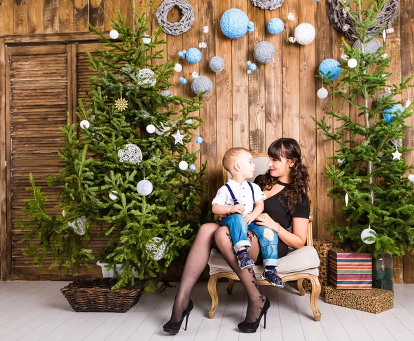 Retrato de mãe feliz e bebê perto de uma árvore de Natal — Fotografia de Stock