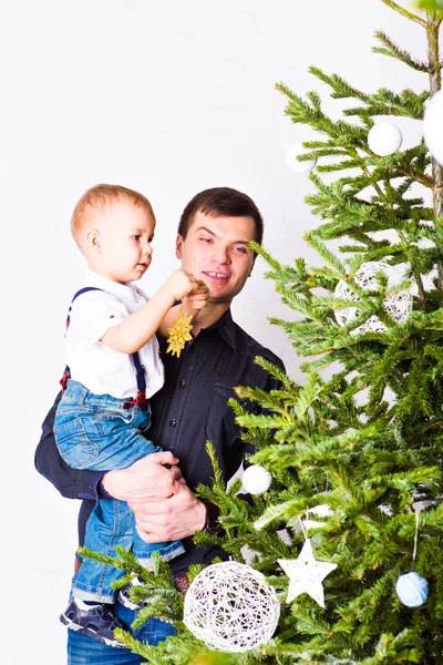 Gelukkig vader en zoon Christmas tree decoreren — Stockfoto