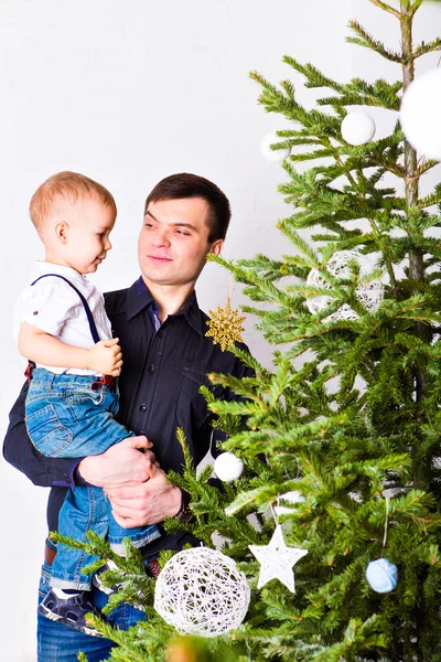 Pai feliz e filho decorar árvore de Natal — Fotografia de Stock