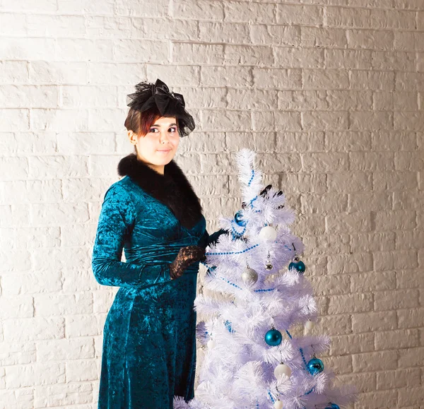 Porträtt av en vacker kvinna dekorera julgranen — Stockfoto