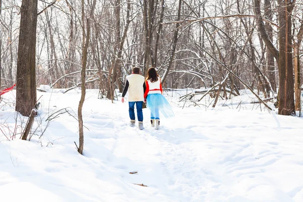 冬に雪の森を歩く幸せなカップル — ストック写真