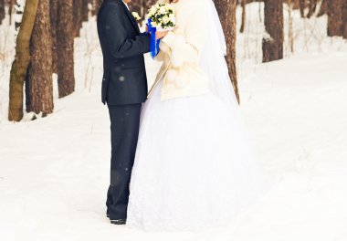 Gelin ve damat kış ormanda