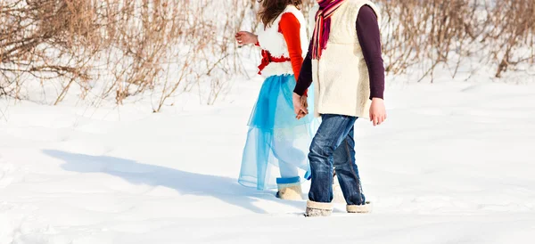 Felice giovane coppia nel parco invernale — Foto Stock