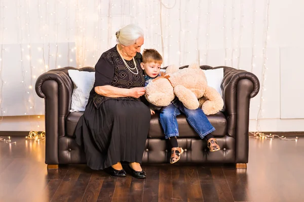 Krásný chlapeček s jeho babičkou baví — Stock fotografie