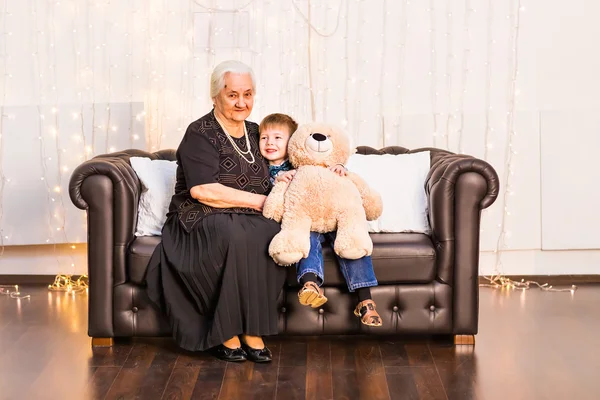 Charmant petit garçon avec sa grand-mère s'amuser — Photo