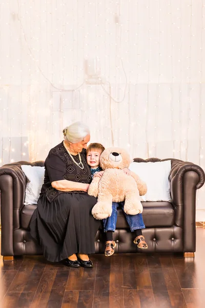 Krásný chlapeček s jeho babičkou baví — Stock fotografie