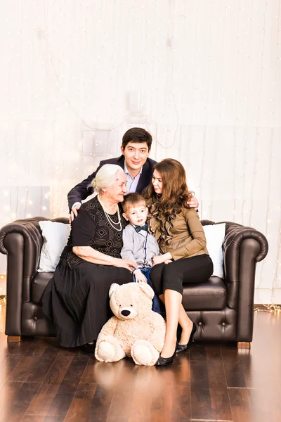 Семья Мульти Поколение отдыхает на диване дома — стоковое фото