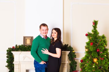 Genç mutlu çift Noel ağacının yanında