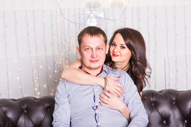 Çift evde kanepede dinleniyor.