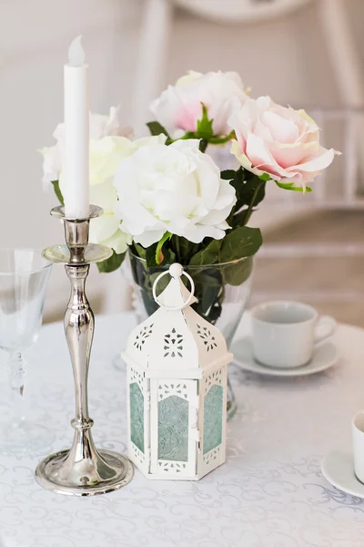 Стіл з вазою та білим свічником — стокове фото