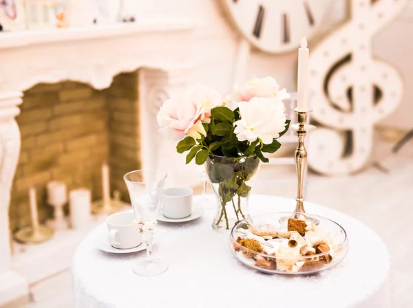 Table with vase and two cups — Stock Photo, Image