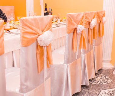 satır restoranda dekore edilmiş koltukları