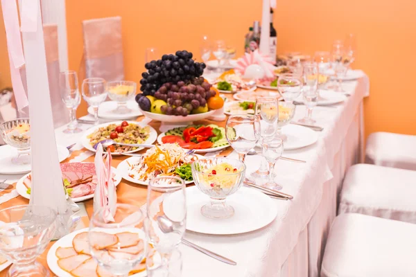 Noel ve Yeni Yıl Tatil Masası Hazırlama. Kutlama. Noel yemeği için yer ayarla. Tatil süsleri. Dekor.