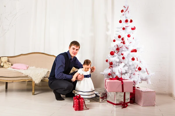Familie, kinderen, kerst, Kerstmis, liefde concept - blij vader met baby dochter — Stockfoto
