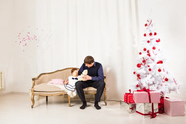 Menina brincar com o pai perto da árvore de Natal — Fotografia de Stock