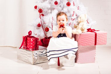 güzel kız yılbaşı ağacının altında