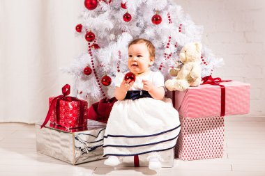 Noel bebek köknar ağacı altında