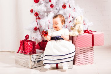 güzel kız yılbaşı ağacının altında