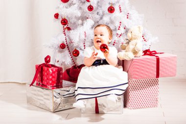 güzel kız yılbaşı ağacının altında