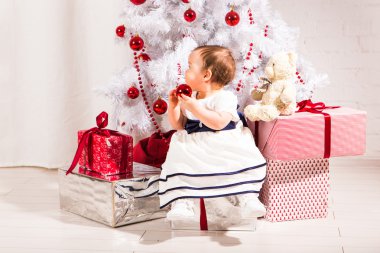 Noel ağacının yanında iskambil mutlu küçük yürümeye başlayan çocuk kız