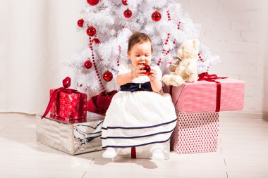 güzel kız yılbaşı ağacının altında