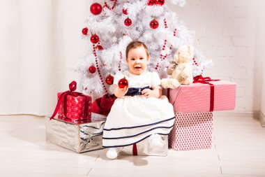 Noel ağacının yanında iskambil mutlu küçük yürümeye başlayan çocuk kız