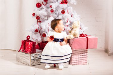 güzel kız yılbaşı ağacının altında