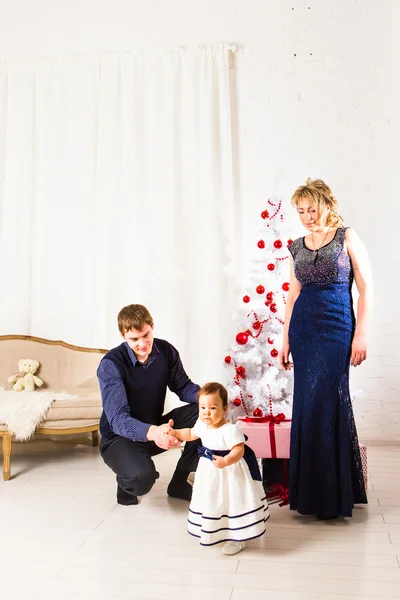 Retrato familiar de Navidad en casa Sala de estar de vacaciones, Niño con caja de regalo presente, Casa con árbol de Navidad — Foto de Stock