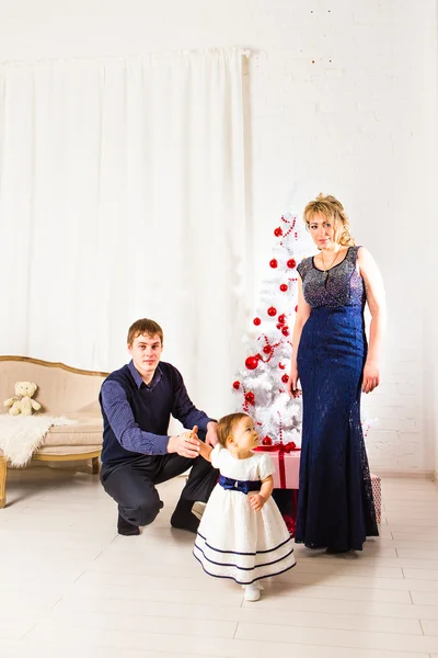 Família de Natal de três pessoas e abeto com caixas de presente — Fotografia de Stock