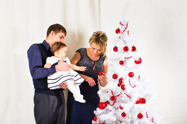 Boże Narodzenie rodziny trzy osoby i jodły z pudełka — Zdjęcie stockowe