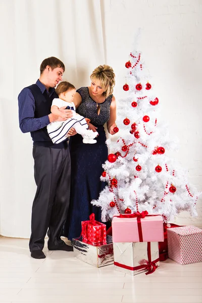 Χριστουγεννιάτικο οικογενειακό πορτρέτο στο σπίτι διακοπών σαλόνι, παιδί με παρόντες κιβώτιο δώρων, σπίτι με Xmas δέντρο — Φωτογραφία Αρχείου