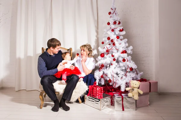 Kerstmis familieportret In huis vakantie woonkamer, Kid met huidige doos van de Gift, huis met kerstboom — Stockfoto