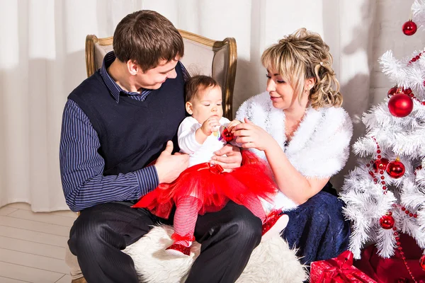 Retrato de família feliz com árvore de Natal — Fotografia de Stock