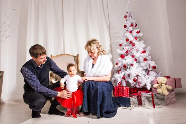 Boże Narodzenie portret rodziny w domu wakacje salon, dziecko z obecnych pudełko, dom drzewo Xmas — Zdjęcie stockowe
