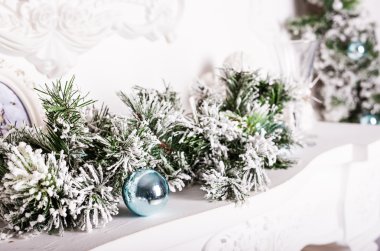 Şöminenin üzerinde Noel süsleri