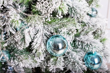 Noel ağacı ve süslemeler