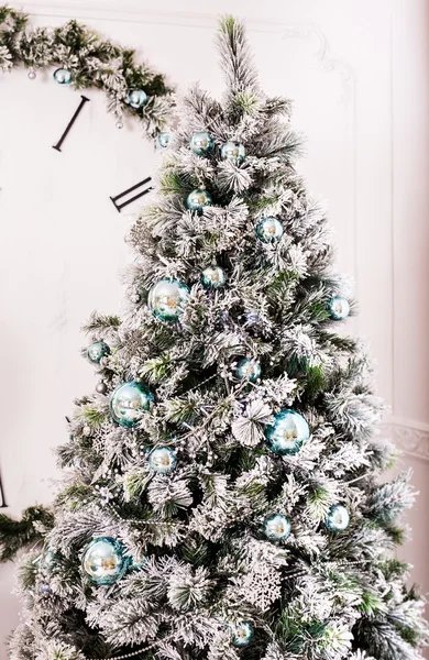 Óra és fenyő-karácsonyfa — Stock Fotó