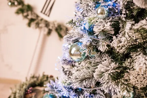 Kerstboom en decoraties — Stockfoto
