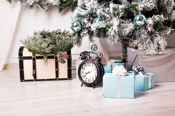 Relógio de Natal e abeto — Fotografia de Stock