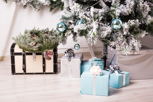 Presentes de Natal sob a árvore — Fotografia de Stock