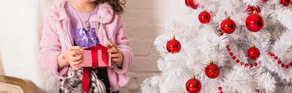 Χαρούμενο μικρό παιδί με δώρα και χριστουγεννιάτικο δέντρο — Φωτογραφία Αρχείου