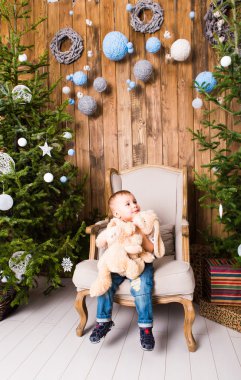 Küçük çocuk Noel ağacı yakınındaki oyuncaklar ile oynama