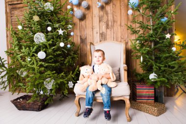 Küçük çocuk Noel ağacı yakınındaki oyuncaklar ile oynama