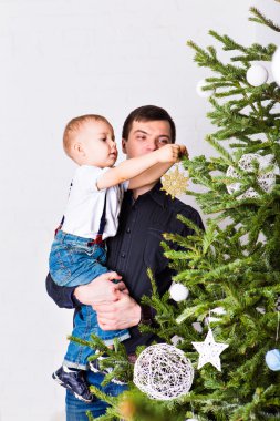 Baba oğul Noel ağacı süslemek için yardım