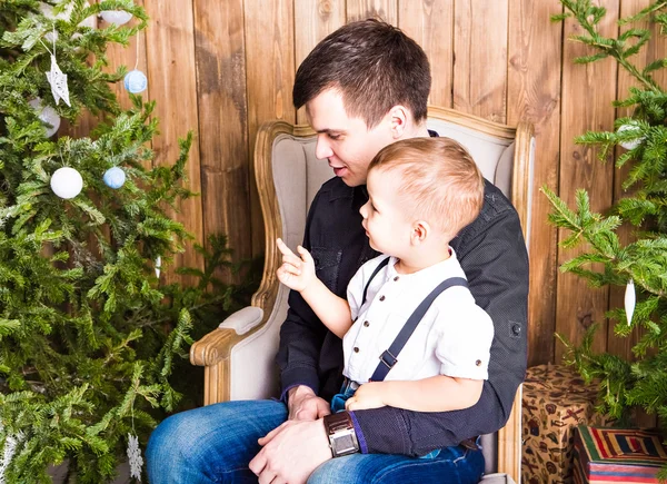 Dad helping son to decorate christmas tree — Stock Photo, Image