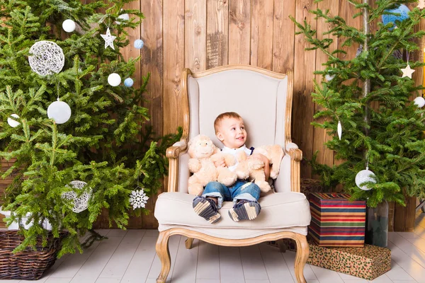 Niño pequeño cerca del árbol de Navidad — Foto de Stock