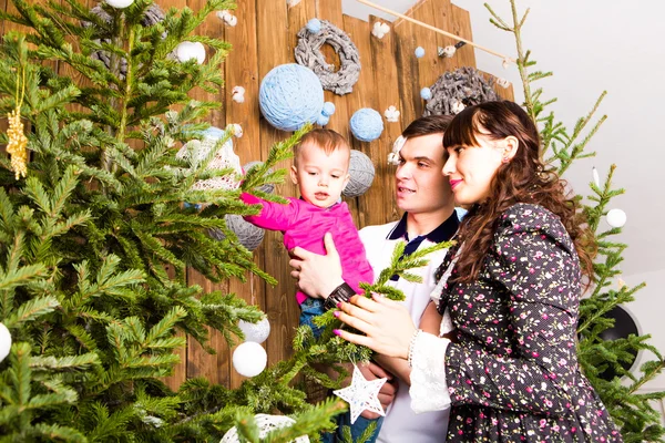 Boże Narodzenie portret rodziny w domu, dom dekoracyjne drzewo Xmas — Zdjęcie stockowe