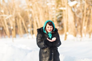 Kış parkındaki kadın