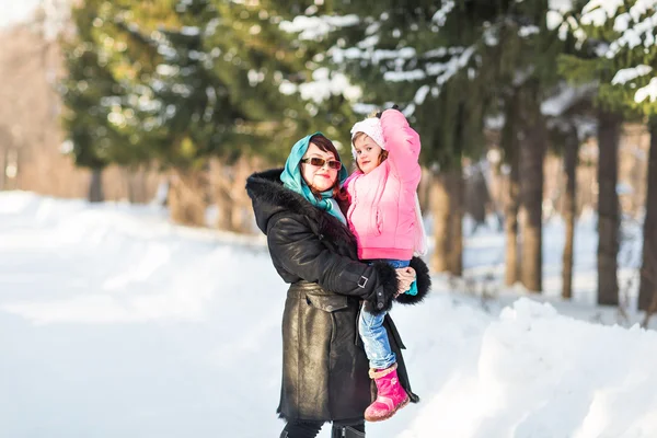 Mãe com sua filha no parque de inverno — Fotografia de Stock